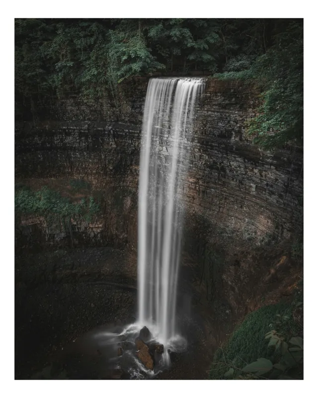 Tablou Canvas, "Cascada misterioasă în adâncul pădurii", Cascadă, Pădure, Stânci, Apă, Natură, Liniște, Vegetație, Frumusețe., 100 x 100 cm