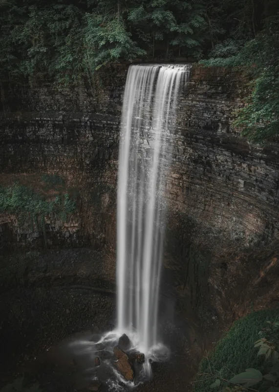 Tablou Canvas, "Cascada misterioasă în adâncul pădurii", Cascadă, Pădure, Stânci, Apă, Natură, Liniște, Vegetație, Frumusețe., 50 x 70 cm – poza 2