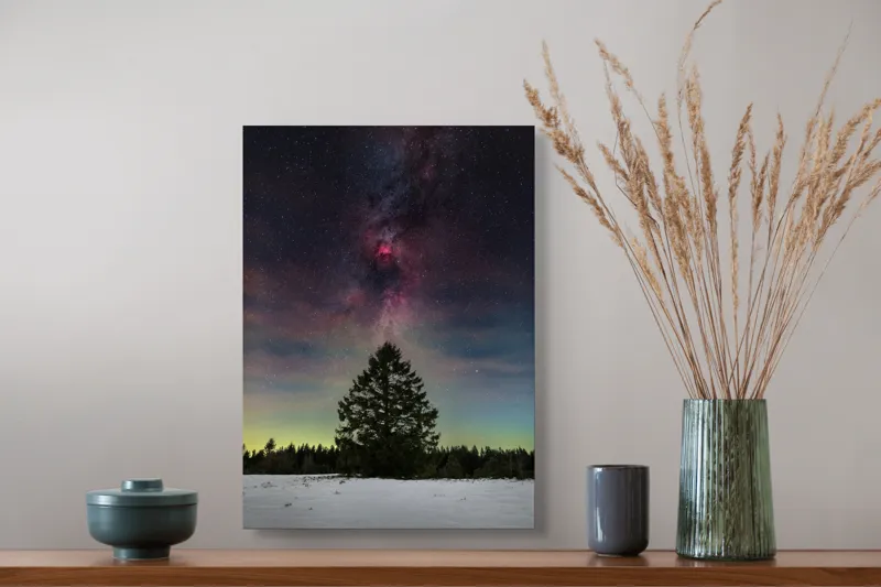 Tablou Canvas, "Copacul visător sub Calea Lactee", Stele, Cer, Pin, Zăpadă, Noapte, Natură, Frumusețe, Lumină, 39 x 54 cm – poza 3