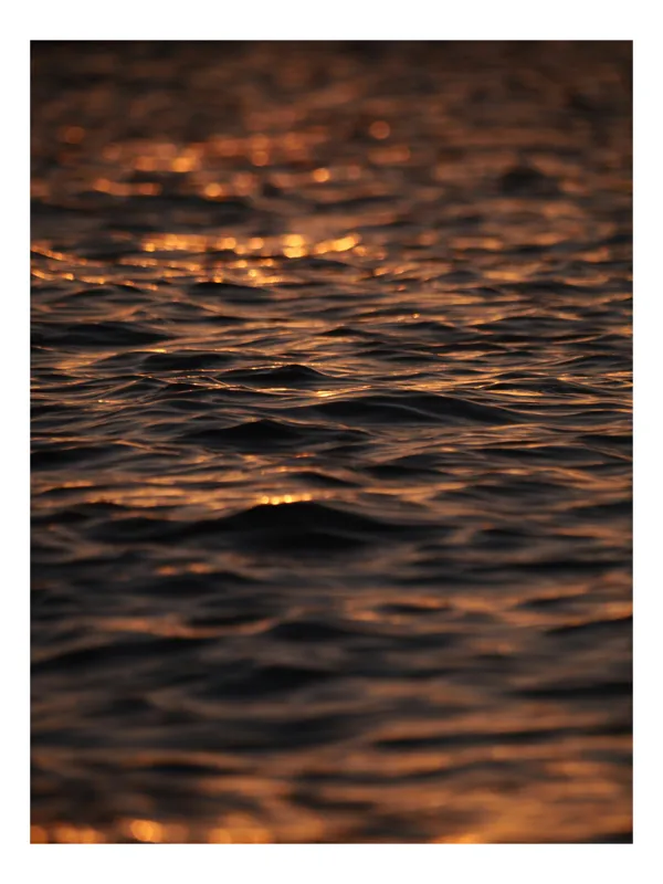Tablou Canvas, "Lumina aurie pe valurile mării", Aur, Apus, Valuri, Reflexii, Calm, Ocean, Scintilație, Lumină, Textură, Apă, 50 x 90 cm