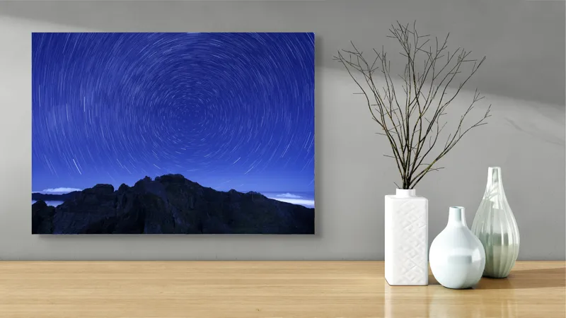 Tablou Canvas, "Călătorie printre stele și munți", Cer, Stele, Cercuri, Munți, Noapte, Lumină, Peisaj, Vârtej, 70 x 50 cm – poza 3