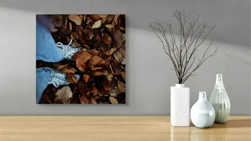 Tablou Canvas, "Pași prin frunze de toamnă", Frunze, Toamnă, Blugi, Adidași, Textură, Natură, Maro, 50 x 50 cm – poza 3