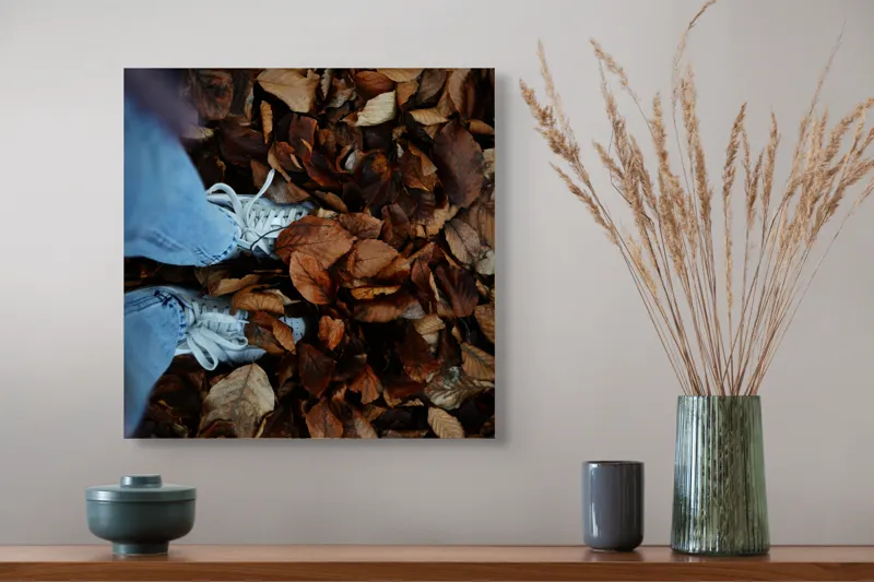 Tablou Canvas, "Pași prin frunze de toamnă", Frunze, Toamnă, Blugi, Adidași, Textură, Natură, Maro, 50 x 50 cm – poza 4