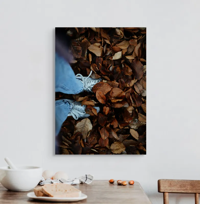 Tablou Canvas, "Pași prin frunze de toamnă", Frunze, Toamnă, Blugi, Adidași, Textură, Natură, Maro, 50 x 70 cm – poza 3