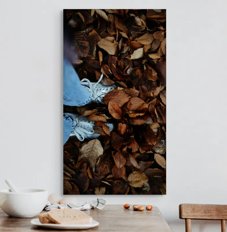 Tablou Canvas, "Pași prin frunze de toamnă", Frunze, Toamnă, Blugi, Adidași, Textură, Natură, Maro, 50 x 90 cm – poza 3