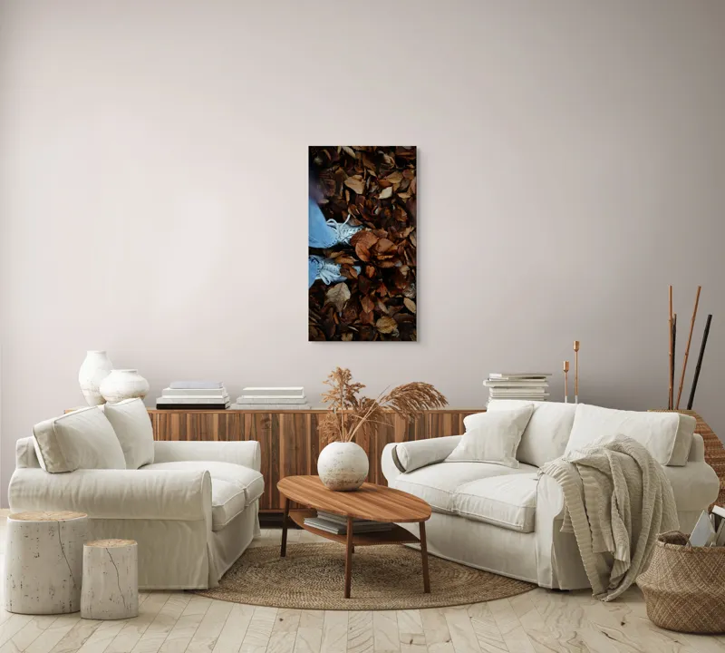 Tablou Canvas, "Pași prin frunze de toamnă", Frunze, Toamnă, Blugi, Adidași, Textură, Natură, Maro, 50 x 90 cm – poza 7