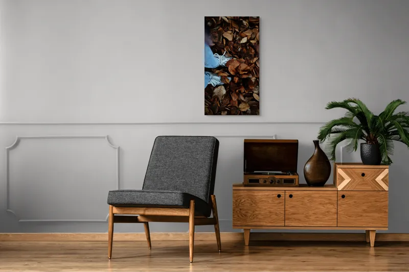 Tablou Canvas, "Pași prin frunze de toamnă", Frunze, Toamnă, Blugi, Adidași, Textură, Natură, Maro, 50 x 90 cm – poza 8