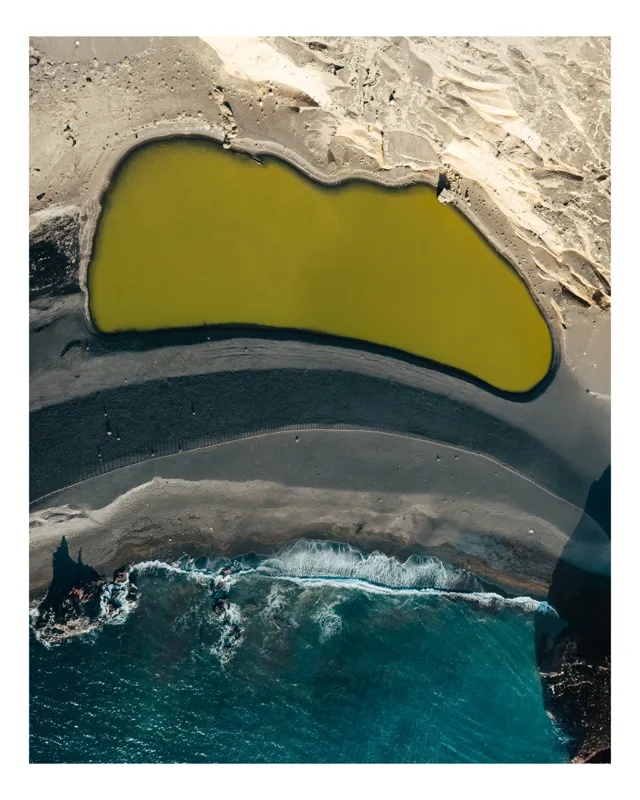Tablou Canvas, "Laguna de smarald la țărmul mării", Nisip, Plajă, Ocean, Apă, Valuri, Liniște, Contrast, Mal, Textură, Natură, Formă, Culoare, Peisaj, Suprafață, Armonie, 50 x 90 cm