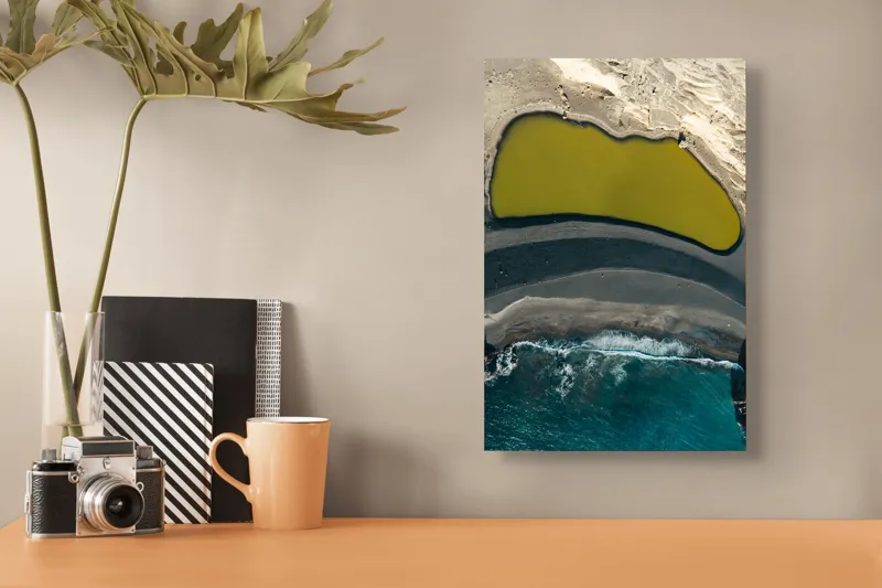 Tablou Canvas, "Laguna de smarald la țărmul mării", Nisip, Plajă, Ocean, Apă, Valuri, Liniște, Contrast, Mal, Textură, Natură, Formă, Culoare, Peisaj, Suprafață, Armonie, 26 x 39 cm – poza 3