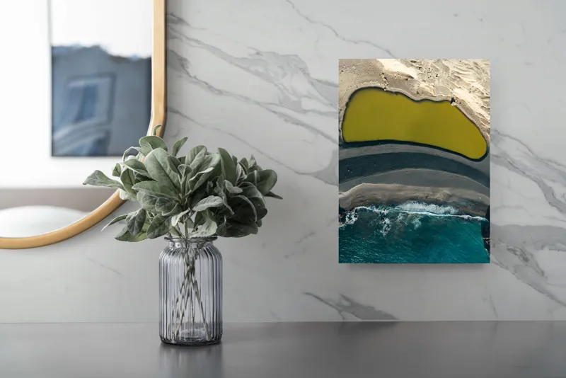 Tablou Canvas, "Laguna de smarald la țărmul mării", Nisip, Plajă, Ocean, Apă, Valuri, Liniște, Contrast, Mal, Textură, Natură, Formă, Culoare, Peisaj, Suprafață, Armonie, 26 x 39 cm – poza 4