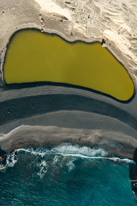 Tablou Canvas, "Laguna de smarald la țărmul mării", Nisip, Plajă, Ocean, Apă, Valuri, Liniște, Contrast, Mal, Textură, Natură, Formă, Culoare, Peisaj, Suprafață, Armonie, 26 x 39 cm – poza 2