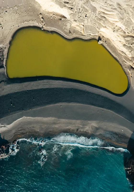 Tablou Canvas, "Laguna de smarald la țărmul mării", Nisip, Plajă, Ocean, Apă, Valuri, Liniște, Contrast, Mal, Textură, Natură, Formă, Culoare, Peisaj, Suprafață, Armonie, 70 x 100 cm – poza 2