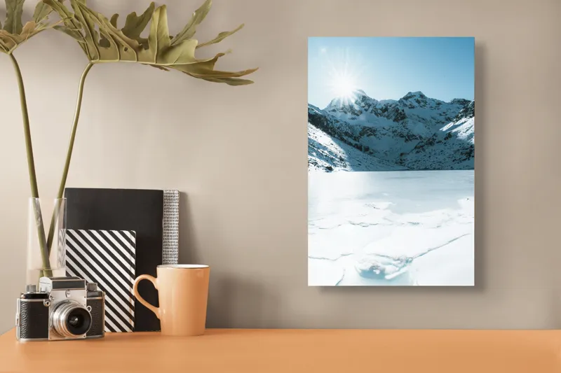 Tablou Canvas, "Soarele strălucește peste munții înzăpeziți", Tensiune, Lumină, Gheață, Munte, Peisaj, Albastru, Înghețat, Contrast, Liniște, Puritate, 26 x 39 cm – poza 3