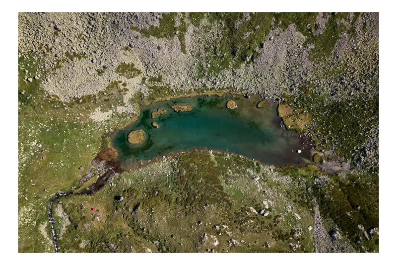 Tablou Canvas, "Ochiul de smarald al muntelui", Lac, Natură, Piatre, Verdeață, Reflecție, Sălbăticie, Serenitate, Împrejurimi, 100 x 70 cm