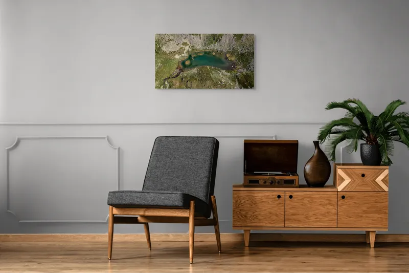 Tablou Canvas, "Ochiul de smarald al muntelui", Lac, Natură, Piatre, Verdeață, Reflecție, Sălbăticie, Serenitate, Împrejurimi, 90 x 50 cm – poza 6