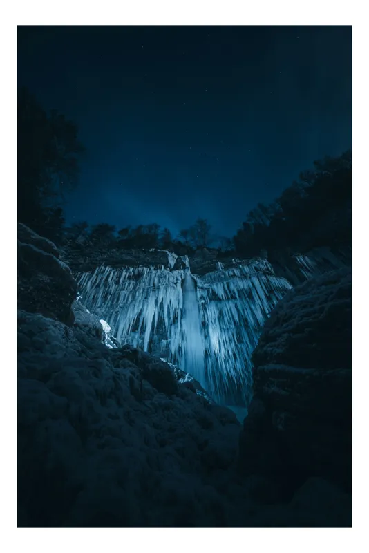Tablou Canvas, "Noapte magică la cascada înghețată", Cascade, Gheață, Noapte, Stele, Roci, Pădure, Lumină, Albastru, Întuneric, Răcoare, 100 x 100 cm