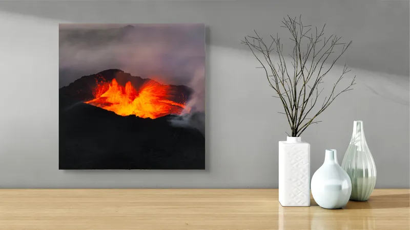 Tablou Canvas, "Vulcanul eruptiv în lumina dimineții", Foc, Magmă, Vulcan, Aburi, Energie, Natură, 50 x 50 cm – poza 3