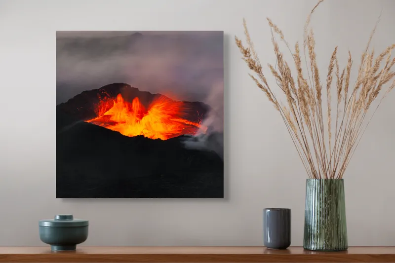 Tablou Canvas, "Vulcanul eruptiv în lumina dimineții", Foc, Magmă, Vulcan, Aburi, Energie, Natură, 50 x 50 cm – poza 4