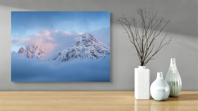 Tablou Canvas, "Vis alpin printre nori albi", Munte, Zăpadă, Cer, Nori, Răsărit, Albastru, Frig, 70 x 50 cm – poza 3