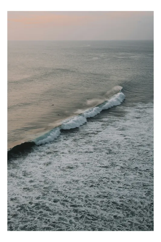 Tablou Canvas, "Valuri în mișcare la apus", Valuri, Apus, Ocean, Spumă, Surferi, Liniște, Orizont, Cer, Natură, Frumusețe, 50 x 70 cm
