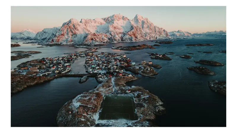 Tablou Canvas, "Teren de fotbal în peisaj nordic", Munte, Apus, Sat, Ocean, Zăpadă, Fotografie aeriană, Izolare, Peisaj, Pitoresc, Teren de fotbal, 39 x 26 cm
