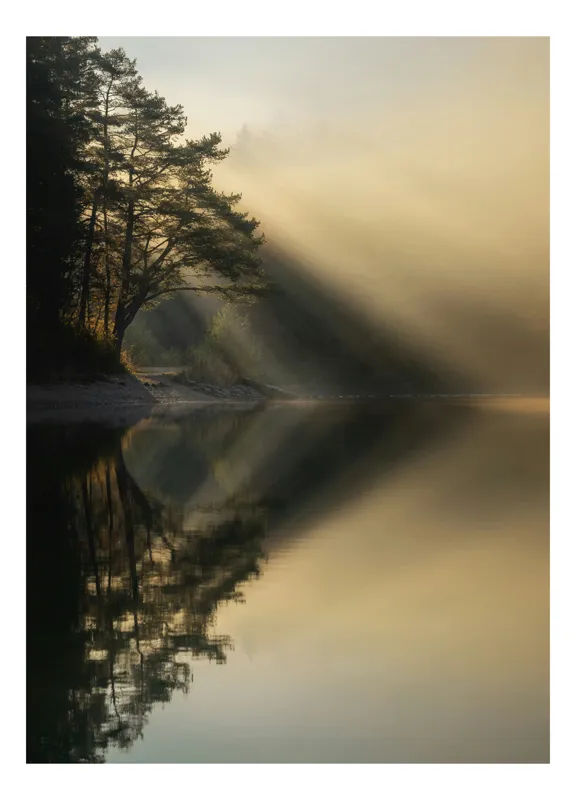 Tablou Canvas, "Lumină de dimineață pe lac liniștit", Copaci, Lumină, Reflecții, Liniște, Apă, Natură, Mister, Apus, 26 x 39 cm