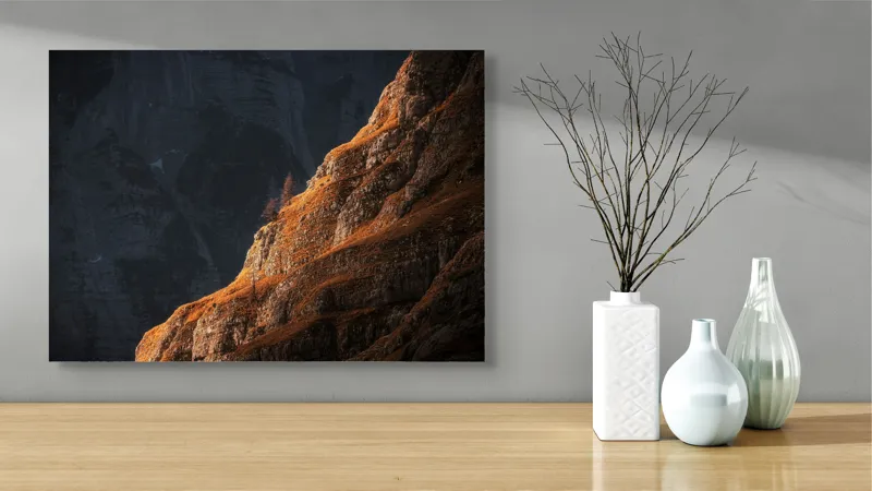 Tablou Canvas, "Lumina răsăritului asupra stâncilor aurite", Lumina, Umbra, Piatra, Singurătate, Stâncă, Contrast, Misticism, 70 x 50 cm – poza 3