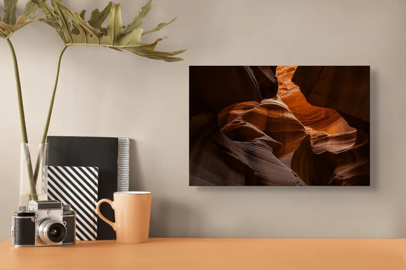 Tablou Canvas, "Lumina dansează în canionul umbrelor", Umbre, Piatră, Rugină, Lumină, Texturi, Curbe, Adâncime, Mister, Erodare, Frumusețe, 39 x 26 cm – poza 3