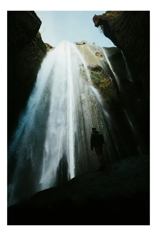Tablou Canvas, "Cascada grandioasă în munți abrupți", Cascadă, Înaltă, Impresionantă, Natură, Misterioasă, Umedă, Aventură, Ploaie, Lumină, Verdeață, 70 x 100 cm