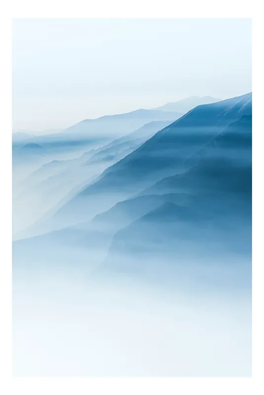 Tablou Canvas, "Munți învăluiți în ceață albastră", Ceață, Munți, Albastru, Linii, Calm, Răsărit, Mister, Profunzime, Tranquilitate, 50 x 90 cm