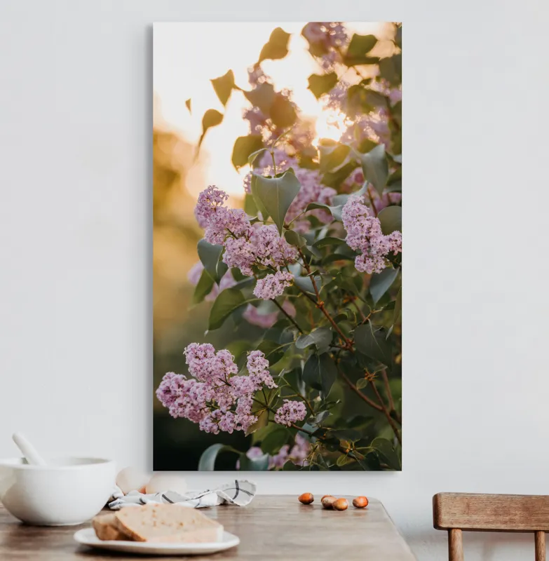 Tablou Canvas, "Flori de liliac în amurgul verii", Flori, Mov, Frunze, Soare, Lumina, Ramuri, Blândețe, Grădină, Natură, 50 x 90 cm – poza 3