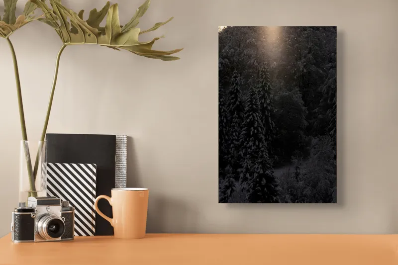 Tablou Canvas, "Rază de lumină în pădurea întunecată", Întuneric, Lumină, Zăpadă, Copaci, Pădure, Iarnă, Tăcere, Mister, Farmec, Răcoare, 26 x 39 cm – poza 3