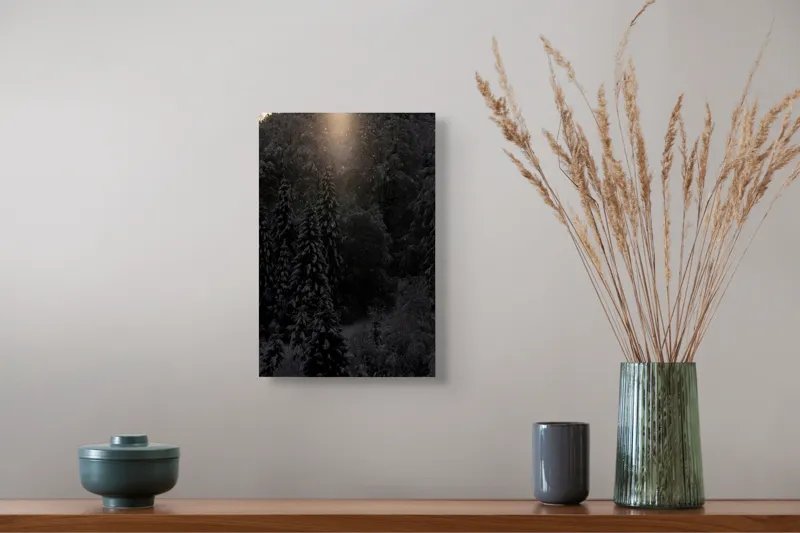 Tablou Canvas, "Rază de lumină în pădurea întunecată", Întuneric, Lumină, Zăpadă, Copaci, Pădure, Iarnă, Tăcere, Mister, Farmec, Răcoare, 26 x 39 cm – poza 5