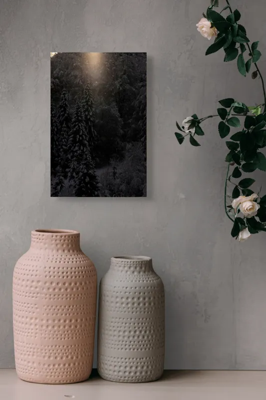 Tablou Canvas, "Rază de lumină în pădurea întunecată", Întuneric, Lumină, Zăpadă, Copaci, Pădure, Iarnă, Tăcere, Mister, Farmec, Răcoare, 26 x 39 cm – poza 6