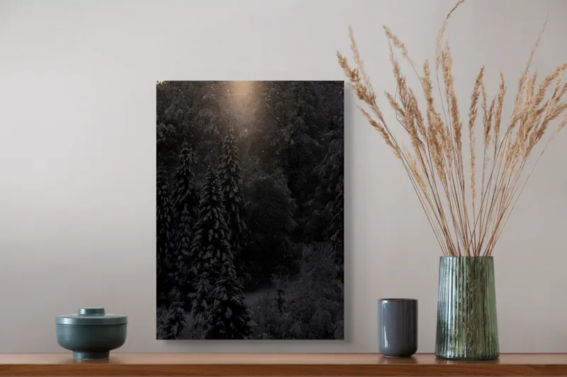 Tablou Canvas, "Rază de lumină în pădurea întunecată", Întuneric, Lumină, Zăpadă, Copaci, Pădure, Iarnă, Tăcere, Mister, Farmec, Răcoare, 39 x 54 cm – poza 3
