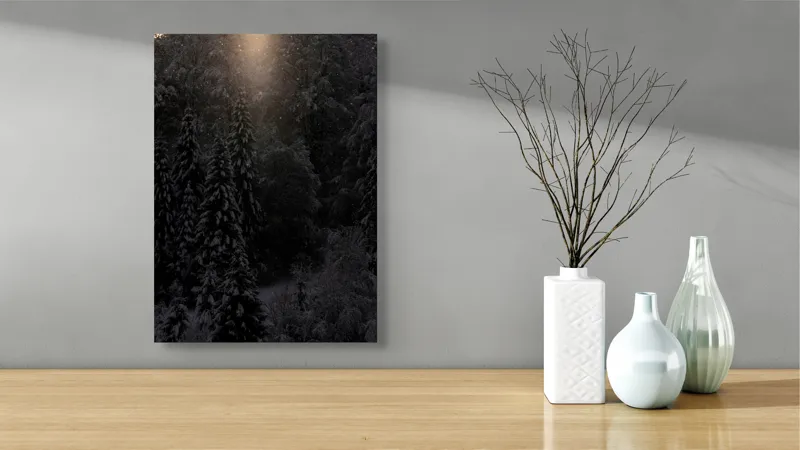 Tablou Canvas, "Rază de lumină în pădurea întunecată", Întuneric, Lumină, Zăpadă, Copaci, Pădure, Iarnă, Tăcere, Mister, Farmec, Răcoare, 39 x 54 cm – poza 4