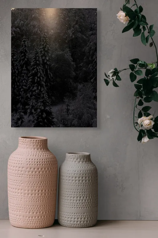 Tablou Canvas, "Rază de lumină în pădurea întunecată", Întuneric, Lumină, Zăpadă, Copaci, Pădure, Iarnă, Tăcere, Mister, Farmec, Răcoare, 39 x 54 cm – poza 6