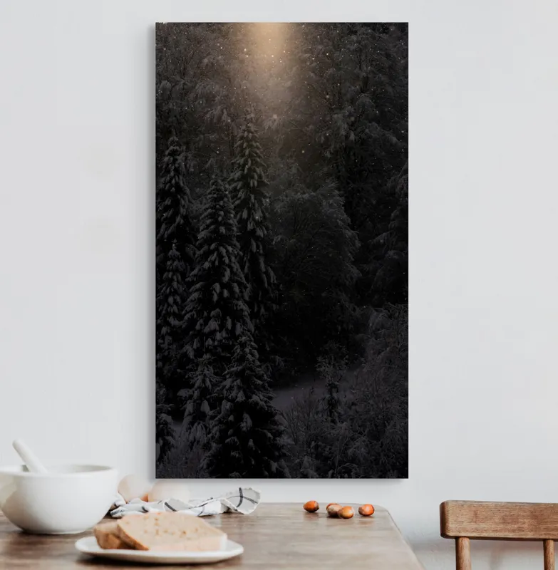 Tablou Canvas, "Rază de lumină în pădurea întunecată", Întuneric, Lumină, Zăpadă, Copaci, Pădure, Iarnă, Tăcere, Mister, Farmec, Răcoare, 50 x 90 cm – poza 3