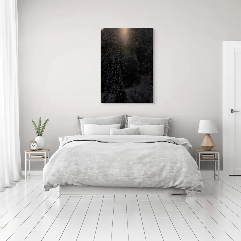 Tablou Canvas, "Rază de lumină în pădurea întunecată", Întuneric, Lumină, Zăpadă, Copaci, Pădure, Iarnă, Tăcere, Mister, Farmec, Răcoare, 70 x 100 cm – poza 3