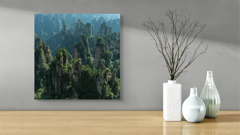 Tablou Canvas, "Pădurea stâncilor impresionante din munți", Verde, Impunător, Munți, Păduri, Mist, Stânci, Natură, Peisaj, Înălțime, Vegetație, 50 x 50 cm – poza 3
