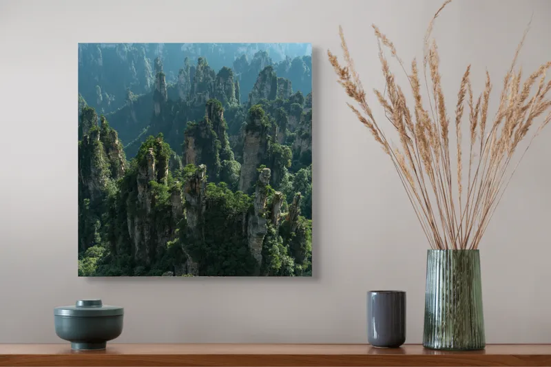Tablou Canvas, "Pădurea stâncilor impresionante din munți", Verde, Impunător, Munți, Păduri, Mist, Stânci, Natură, Peisaj, Înălțime, Vegetație, 50 x 50 cm – poza 4