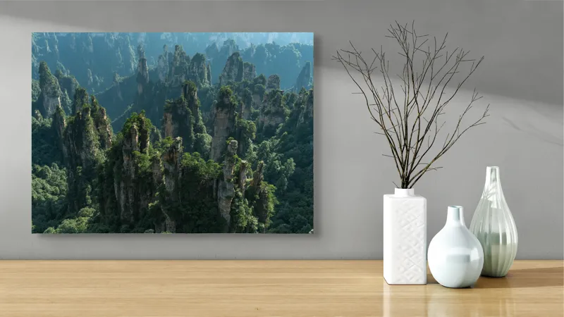 Tablou Canvas, "Pădurea stâncilor impresionante din munți", Verde, Impunător, Munți, Păduri, Mist, Stânci, Natură, Peisaj, Înălțime, Vegetație, 70 x 50 cm – poza 3