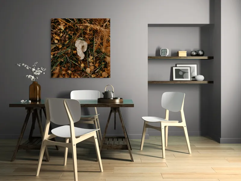 Tablou Canvas, "Ciupercă ascunsă printre frunze uscate", Frunze, Ciupercă, Pământ, Vegetație, Natură, Toamnă, Textură, Organic, Culori, Exterior, 100 x 100 cm – poza 6