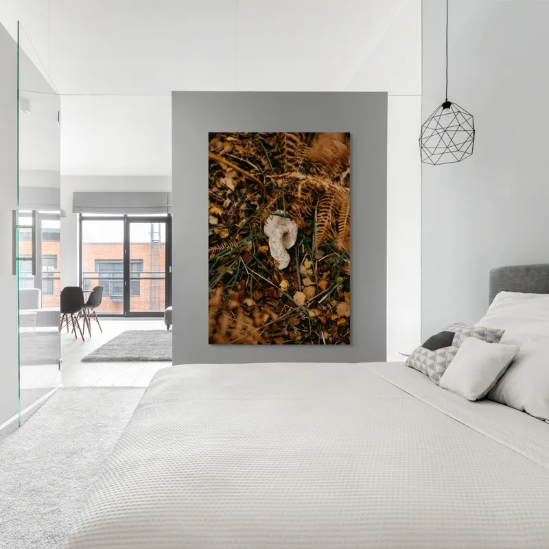 Tablou Canvas, "Ciupercă ascunsă printre frunze uscate", Frunze, Ciupercă, Pământ, Vegetație, Natură, Toamnă, Textură, Organic, Culori, Exterior, 100 x 150 cm – poza 5
