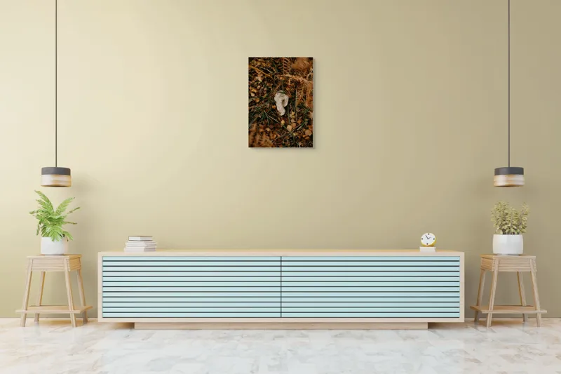 Tablou Canvas, "Ciupercă ascunsă printre frunze uscate", Frunze, Ciupercă, Pământ, Vegetație, Natură, Toamnă, Textură, Organic, Culori, Exterior, 50 x 70 cm – poza 6