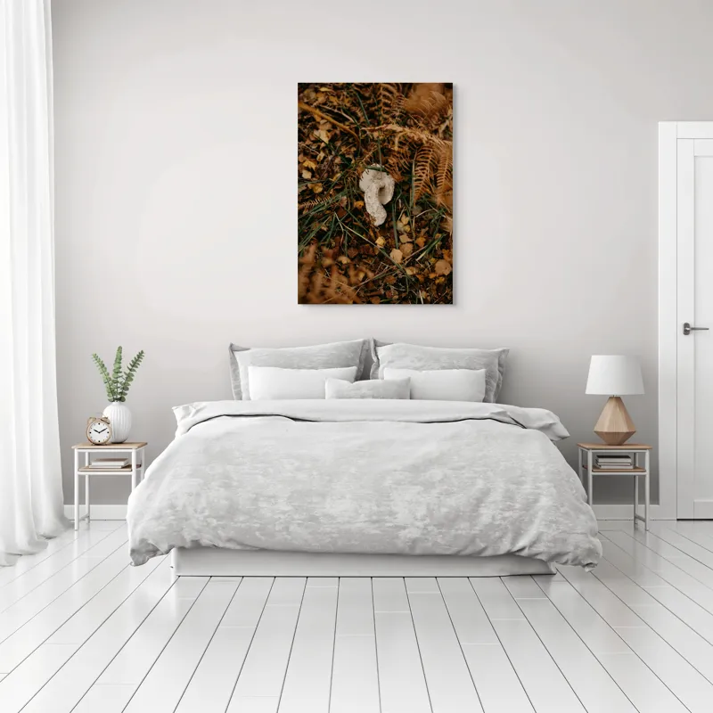 Tablou Canvas, "Ciupercă ascunsă printre frunze uscate", Frunze, Ciupercă, Pământ, Vegetație, Natură, Toamnă, Textură, Organic, Culori, Exterior, 70 x 100 cm – poza 3