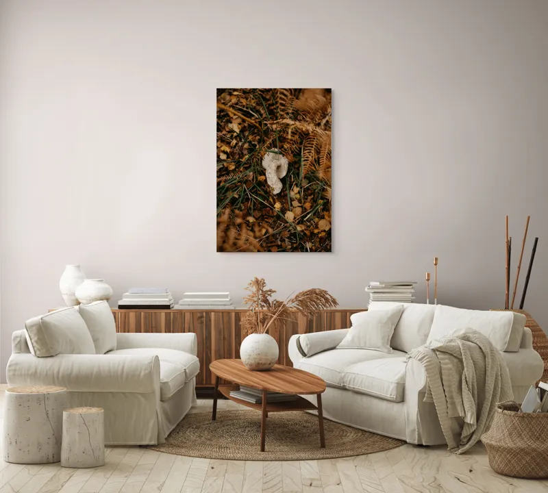 Tablou Canvas, "Ciupercă ascunsă printre frunze uscate", Frunze, Ciupercă, Pământ, Vegetație, Natură, Toamnă, Textură, Organic, Culori, Exterior, 70 x 100 cm – poza 4