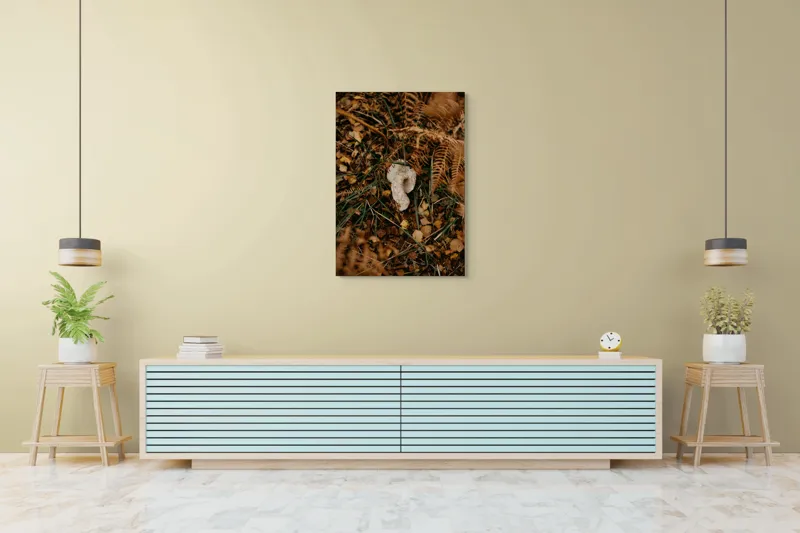 Tablou Canvas, "Ciupercă ascunsă printre frunze uscate", Frunze, Ciupercă, Pământ, Vegetație, Natură, Toamnă, Textură, Organic, Culori, Exterior, 70 x 100 cm – poza 5