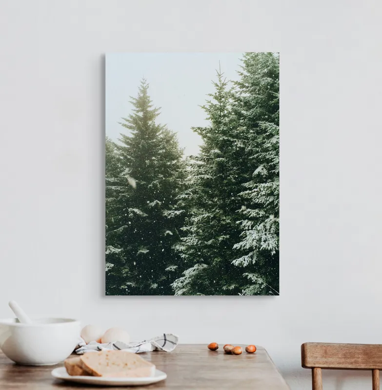 Tablou Canvas, "Iarna acoperind brazii înalți", Brazi, Zăpadă, Pădure, Iarnă, Cer, Rece, Verde, Alb, Seninătate, Natură, 50 x 70 cm – poza 3