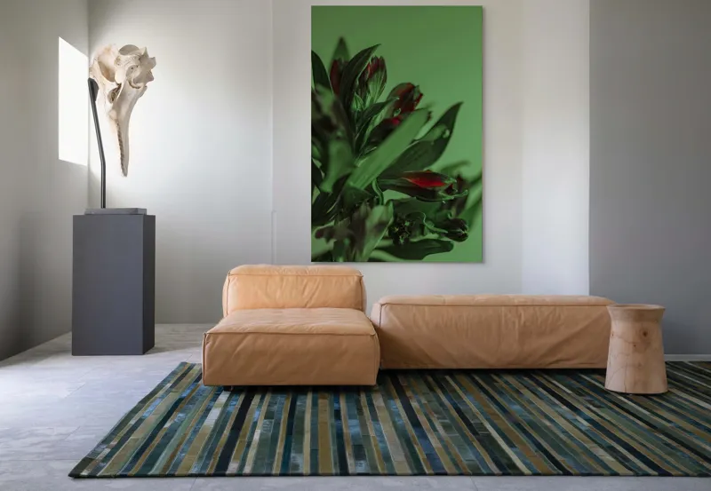 Tablou Canvas, "Tandrețe în nuanțe de verde și roșu", Flori, Verde, Frunze, Roșu, Umbre, Natură, Contrast, Subtilitate, Petale, 100 x 150 cm – poza 7